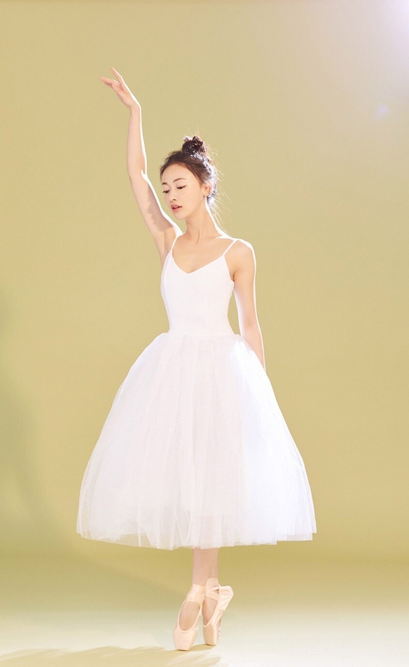 Dance beauty star Wu Jinyan halter skirt breast body art photo(1)